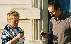 Annie et Stephan Motut dégustant leur vin à la propriété